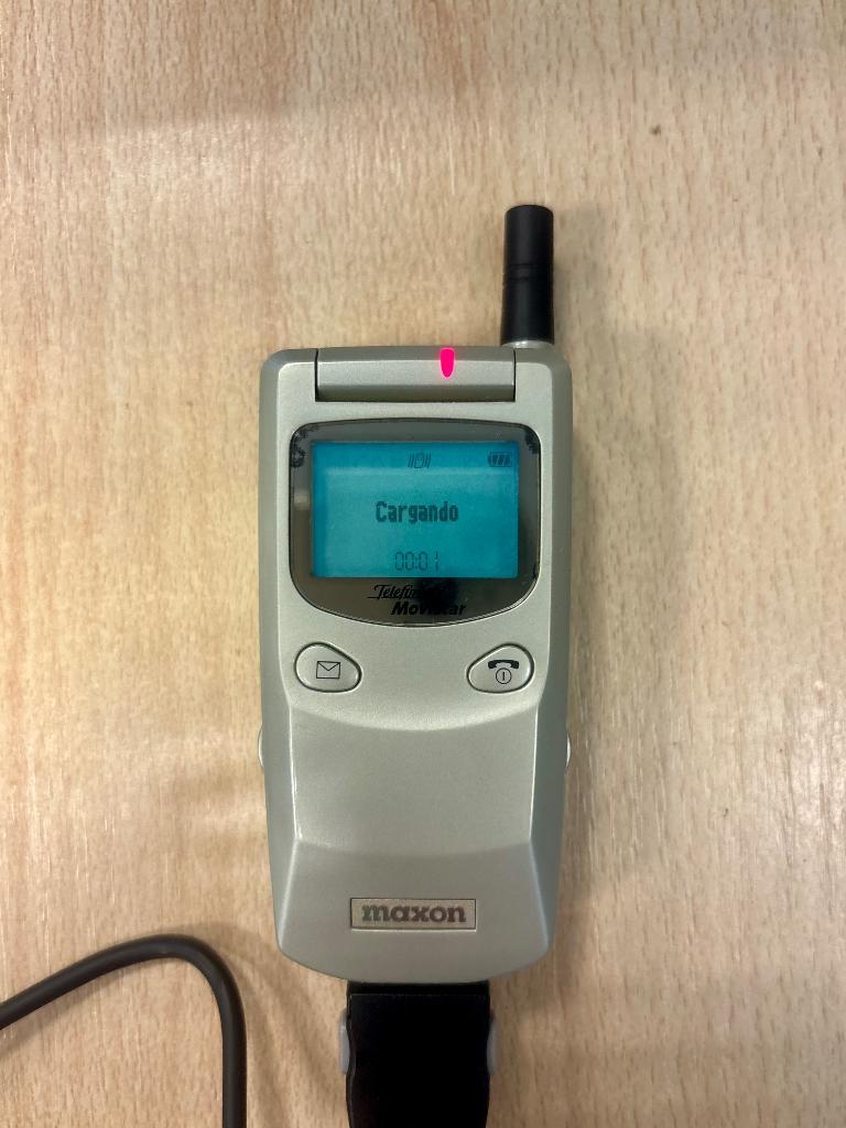 Vintage gsm telefoon mobieltje Maxon, Ophalen of Verzenden, Zo goed als nieuw, Geen camera, Inklapmodel