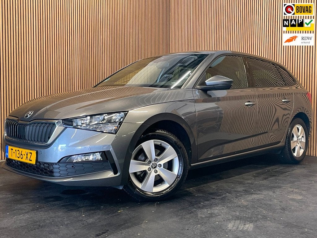 Skoda Scala 1.0 TSI Sport Business|KUIPSTOELEN|ANDROID AUTO/, Auto's, Skoda, Voorwielaandrijving, Gebruikt, 49 €/maand, Origineel Nederlands