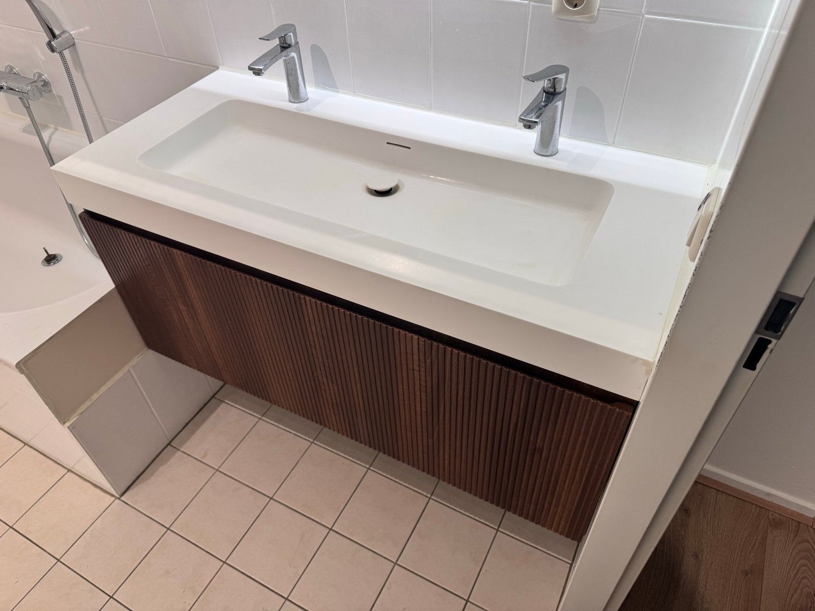 Zwevend badkamermeubel met wastafel en kraan, Ophalen, 100 tot 150 cm, Zo goed als nieuw, Minder dan 100 cm