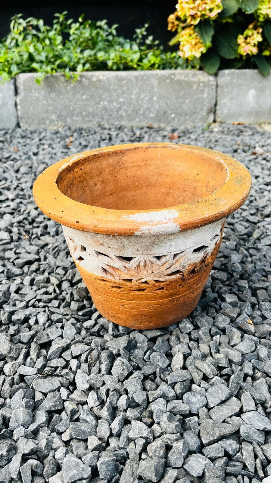 Decoratieve Terracotta Bloempot met Uitgesneden Patroon, Ophalen, Gebruikt, Rond, Binnen