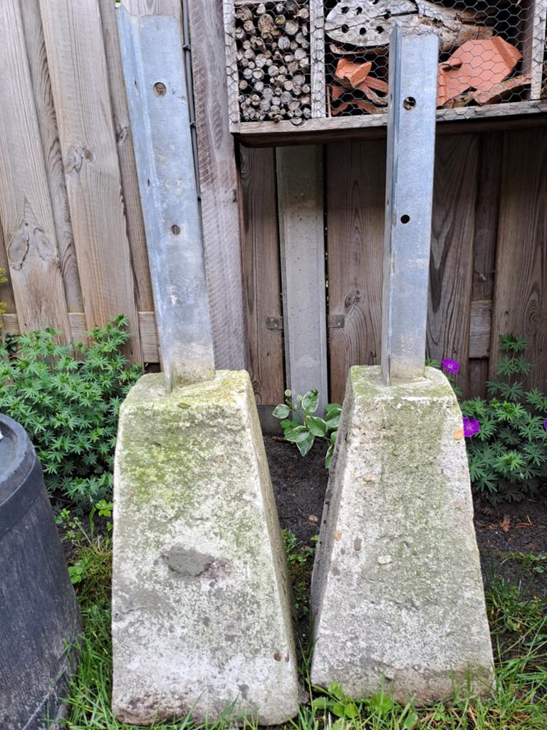 2 betonnen poeren met metalen paalhouder, Ophalen of Verzenden, Gebruikt
