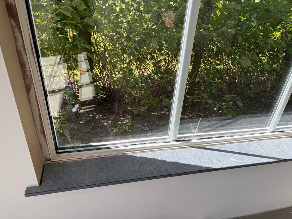 2 stuks Belgisch hardsteen vensterbanken (blauw gezoet), Ophalen, Zo goed als nieuw, Overige typen, Minder dan 80 cm