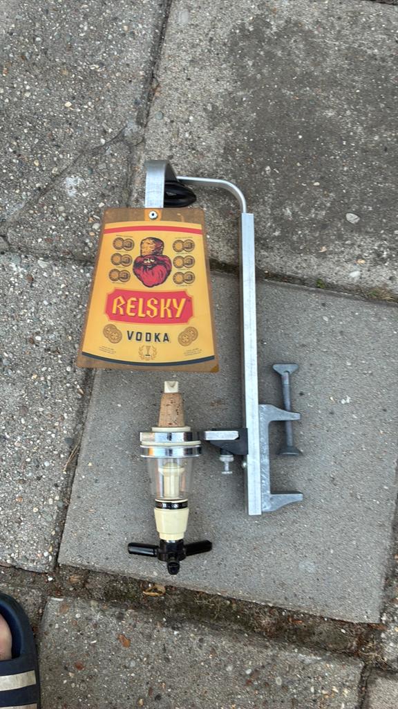 Relsky vodka schenker doseerder relsky schenker wodka, Ophalen