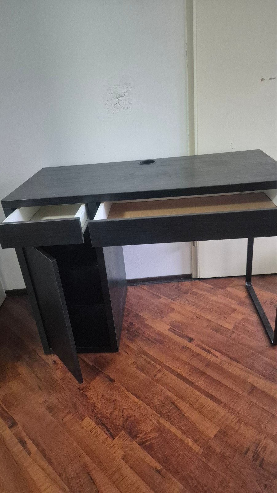 Zwart IKEA bureau met lichte gebruikssporen, Ophalen