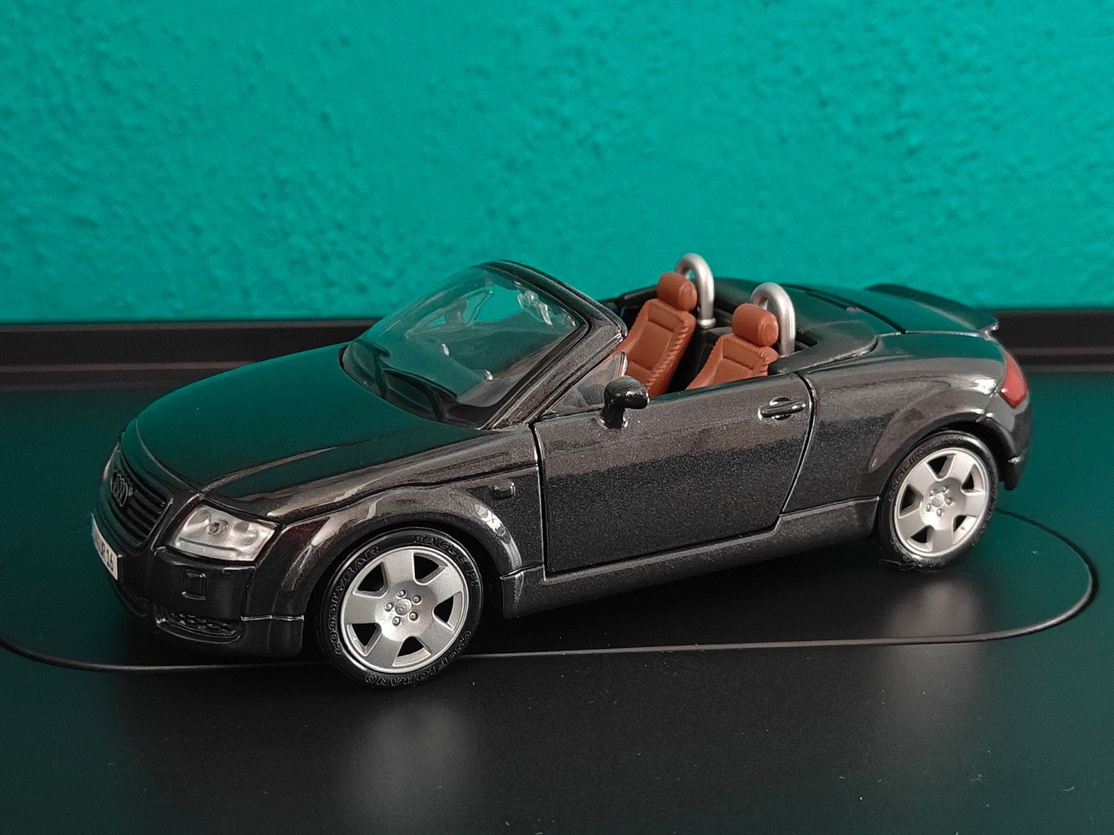 Maisto Audi TT Roadster MK1 1:24 antraciet, Ophalen of Verzenden, Zo goed als nieuw, Auto, Maisto