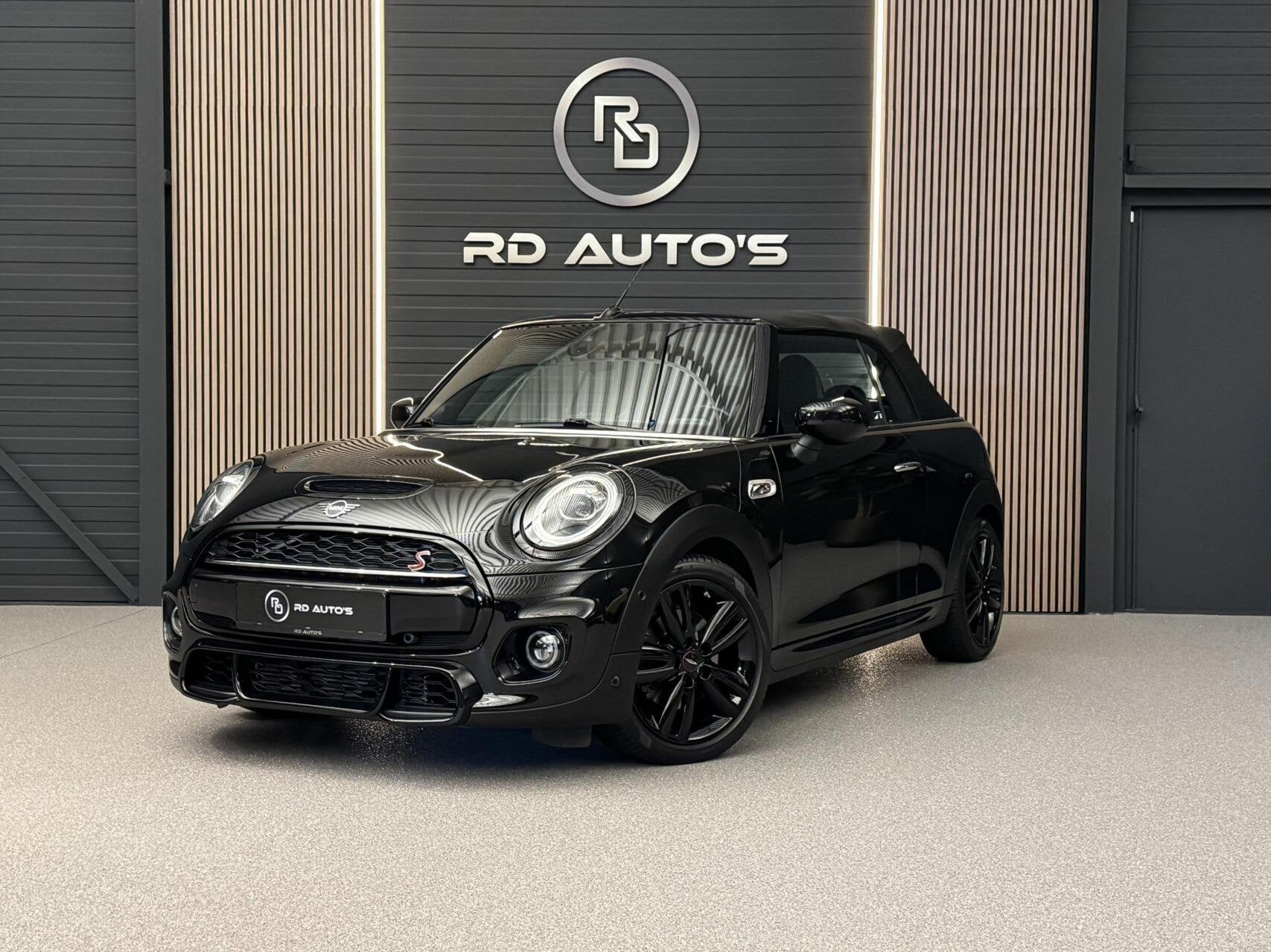 Mini Cabrio 2.0 Cooper S JCW Carplay ACC H/K 1e Eigenaar, 15 km/l, Gebruikt, Cabriolet, 4 stoelen