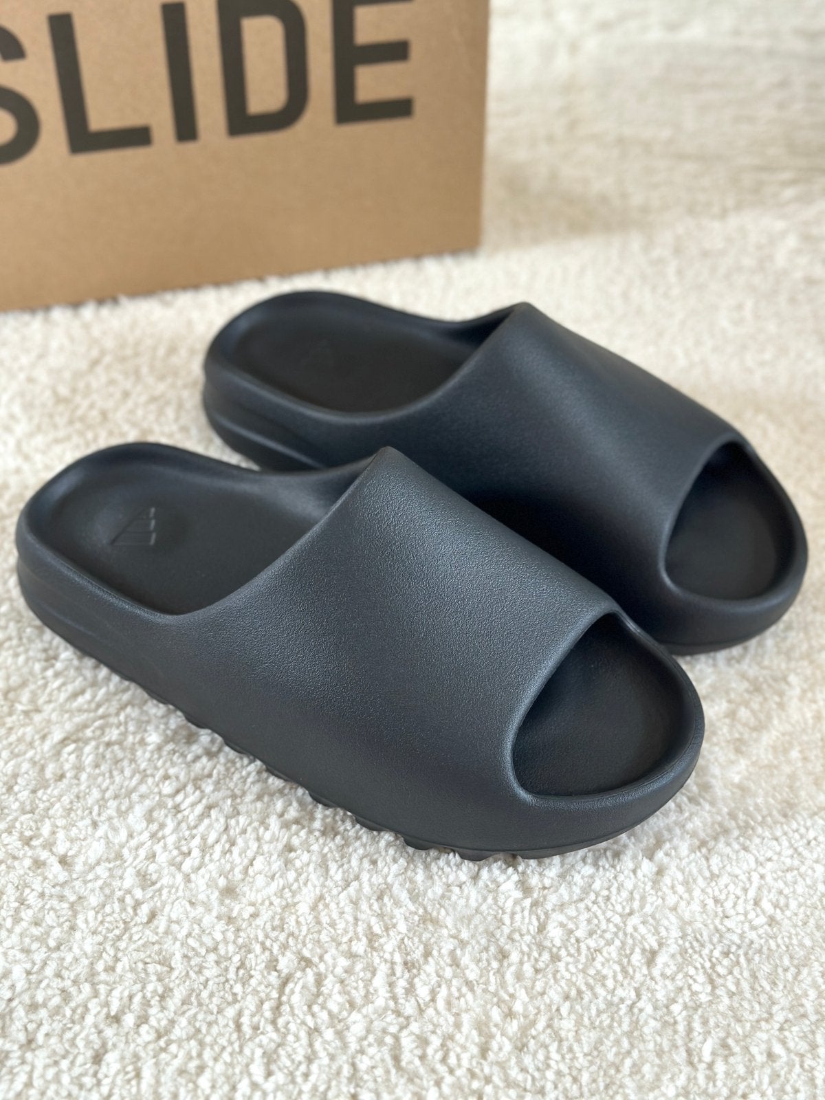 adidas Yeezy Slide Onyx (nieuw) Maat 44.5 | US 10, Kleding | Heren, Schoenen, Ophalen of Verzenden, Nieuw, Zwart, Slippers