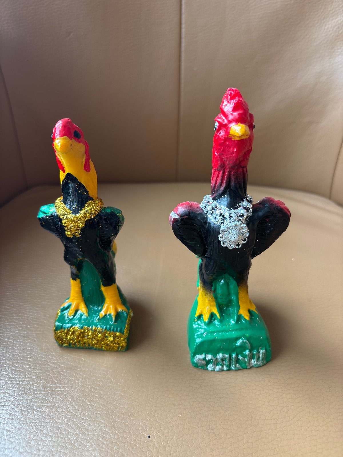 Twee kleurrijke haan beeldjes, ongeveer 16cm hoog, Ophalen of Verzenden, Gebruikt, Dier