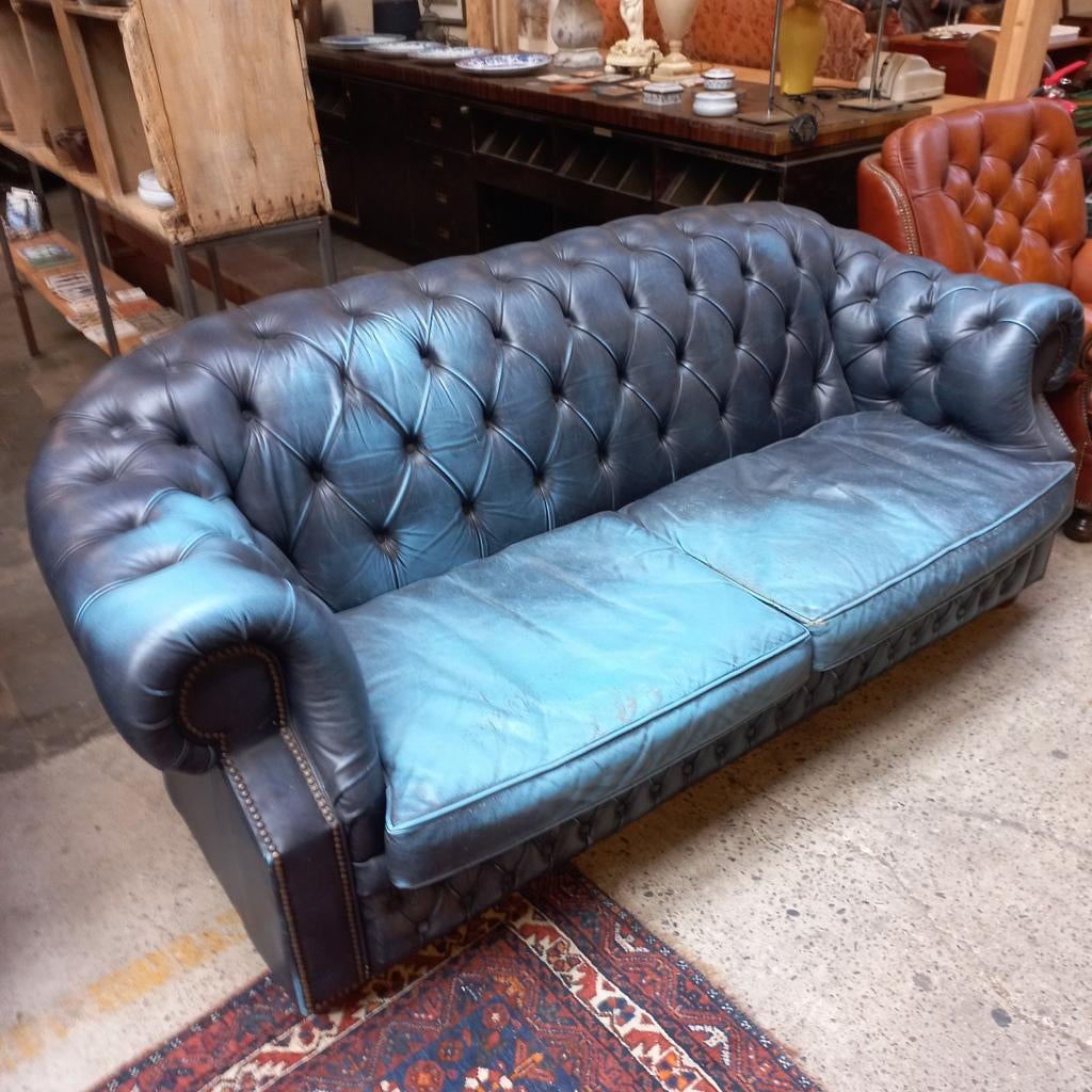 Chesterfield bank . Engeland, Huis en Inrichting, Banken | Sofa's en Chaises Longues, Gebruikt, Tweepersoons, 75 tot 100 cm, Ophalen