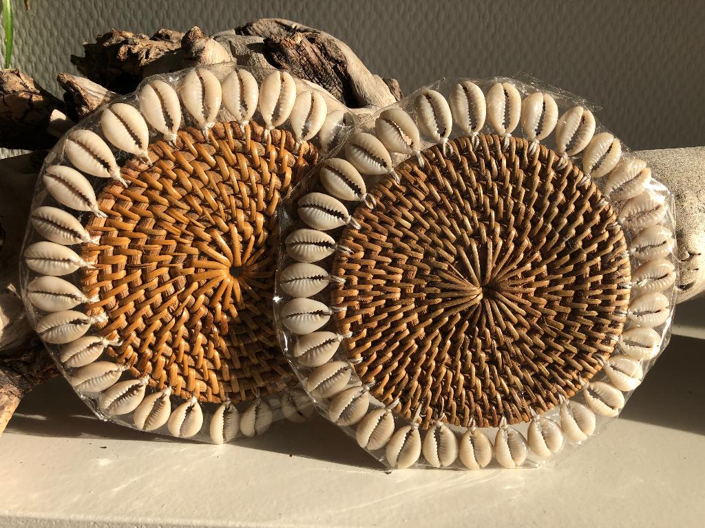 2x kleine onderzetter (past bij placemats) rotan schelpen, Ophalen of Verzenden, Nieuw, Glas of Kopje