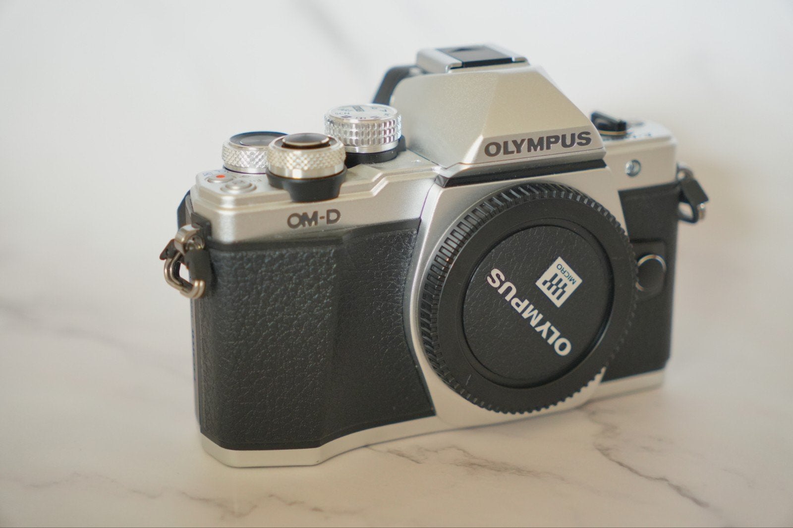 Olympus OM-D E-M10 mark II body zilver LAGE SHUTTERCNT, Ophalen, Zo goed als nieuw, Olympus, Geen optische zoom
