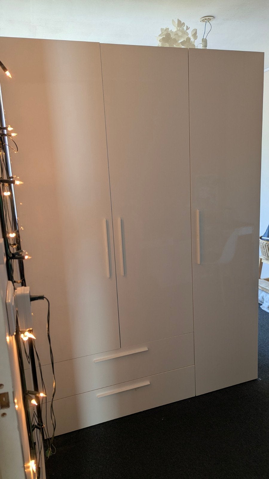 JYSK kledingkast Glans Wit - 3 jaar oud, 100 tot 150 cm, 200 cm of meer, Modern, Glans, Zo goed als nieuw