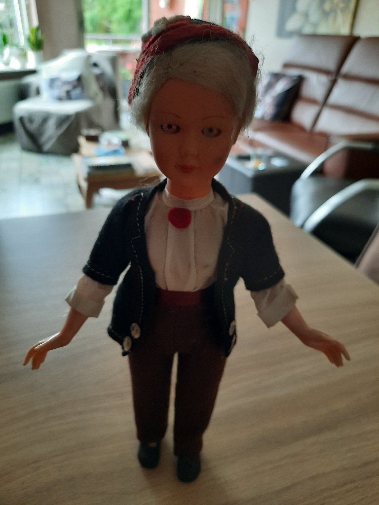 Vintage pop klederdracht, Verzamelen, Poppen, Ophalen of Verzenden, Zo goed als nieuw, Pop