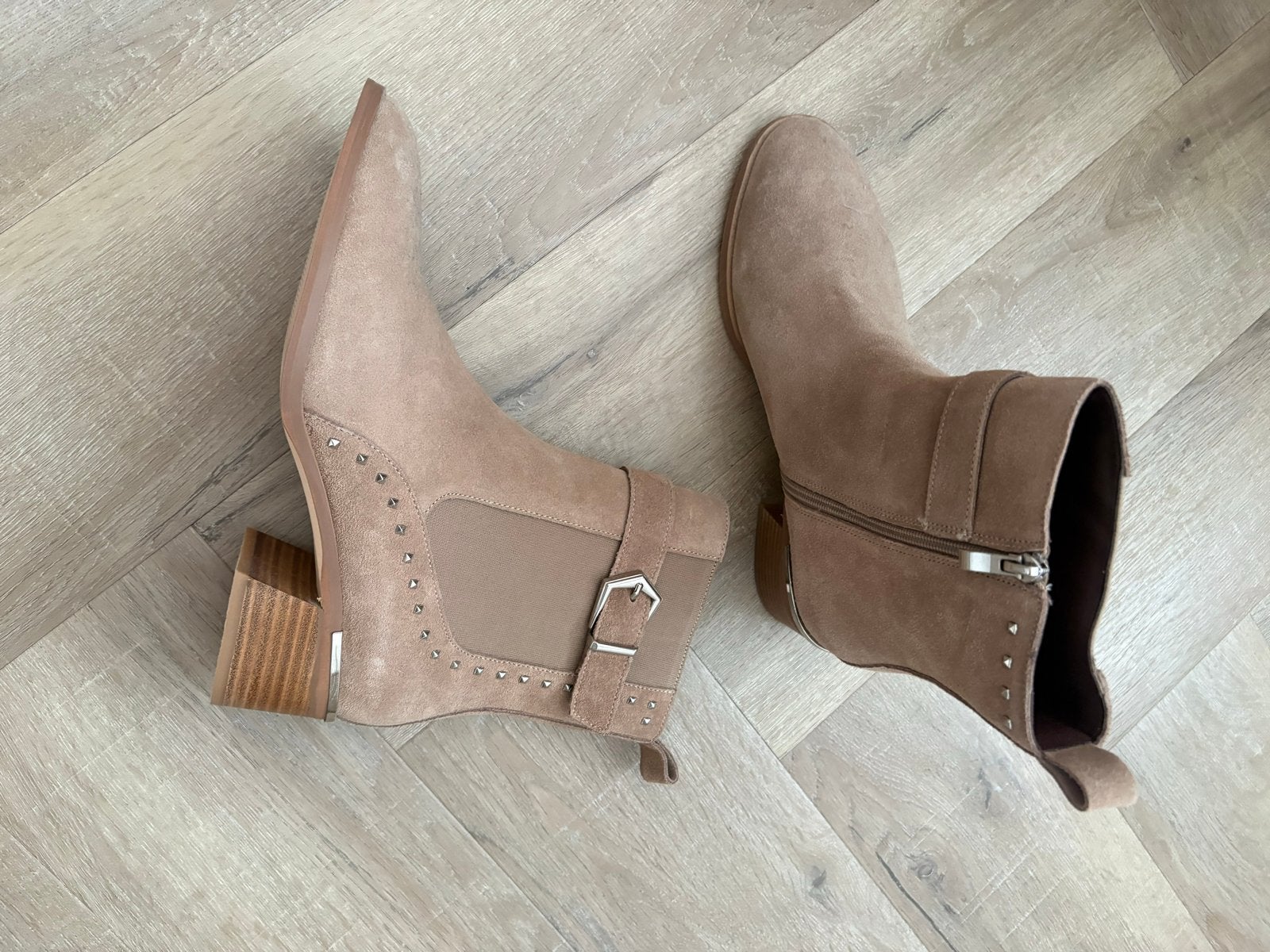 Nieuwe beige suède enkellaarzen met studs van Alma en Pena, Beige, Lage of Enkellaarzen, Nieuw, Ophalen of Verzenden