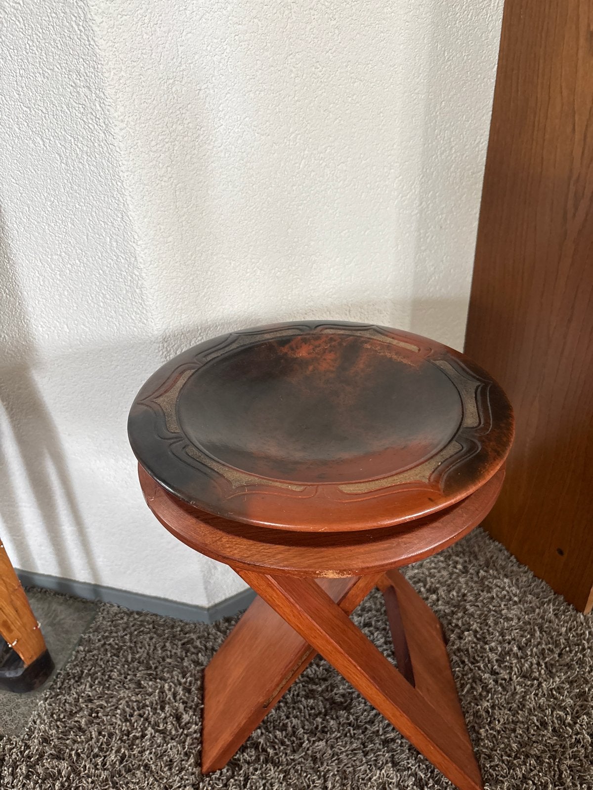 Decoratieve schaal op houten standaard, Antiek en Kunst, Ophalen