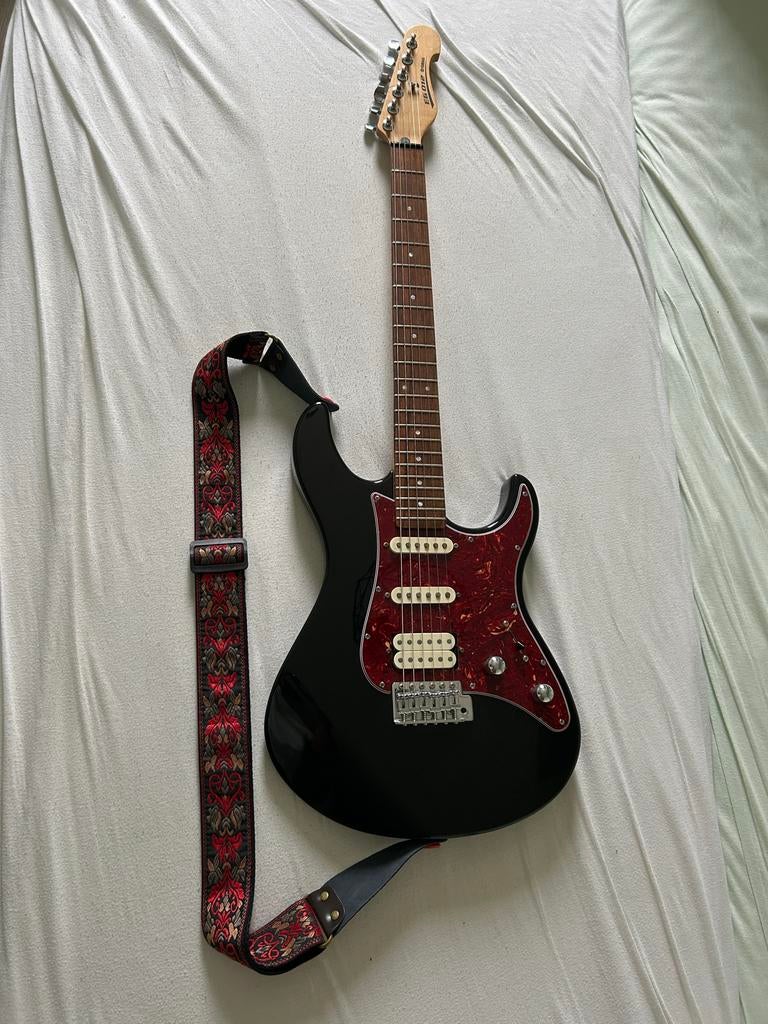 Zwarte elektrische gitaar met rode slagplaat, Ophalen, Gebruikt, Solid body, Overige merken