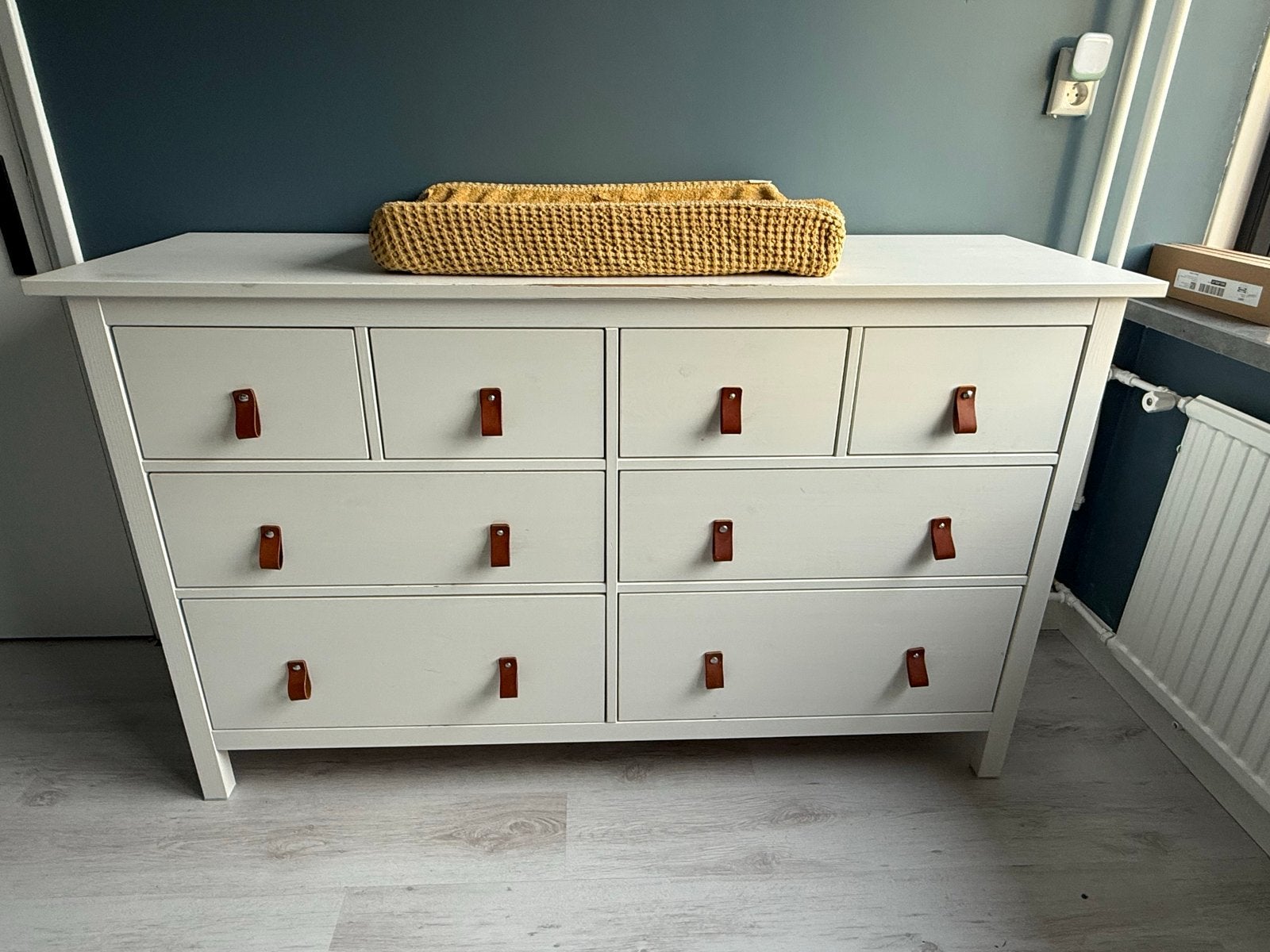 .HEMNES commode wit – 8 lades – leren handgrepen, Ophalen, Gebruikt, 5 laden of meer, 100 tot 150 cm