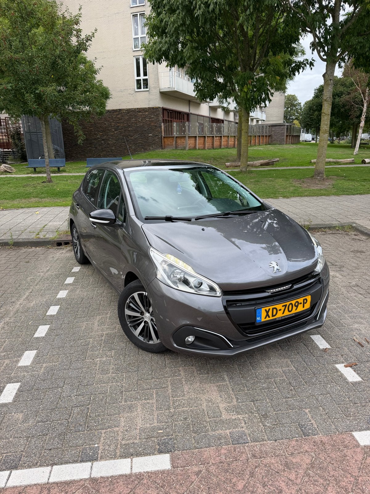 Peugeot 208 /1.2 /FULL OPTION /STOELVRWR /2017 Grijs, Voorwielaandrijving, 1199 cc, Handgeschakeld, 520 kg