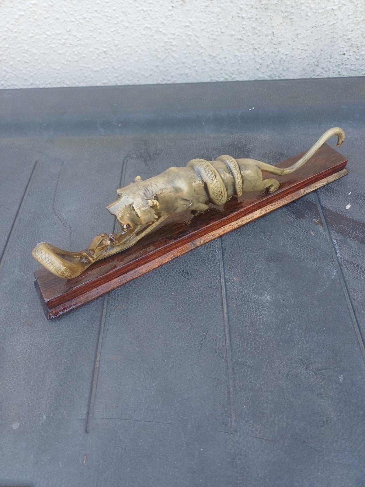 Antiek object leeuw met slangen in gevecht materiaal hoorn, Ophalen of Verzenden