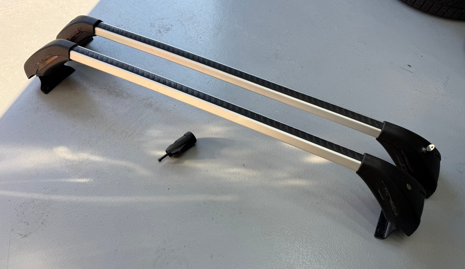 Originele Volvo dakdragers – glad dak – S60 / V60, Auto diversen, Dakdragers, Ophalen of Verzenden, Zo goed als nieuw