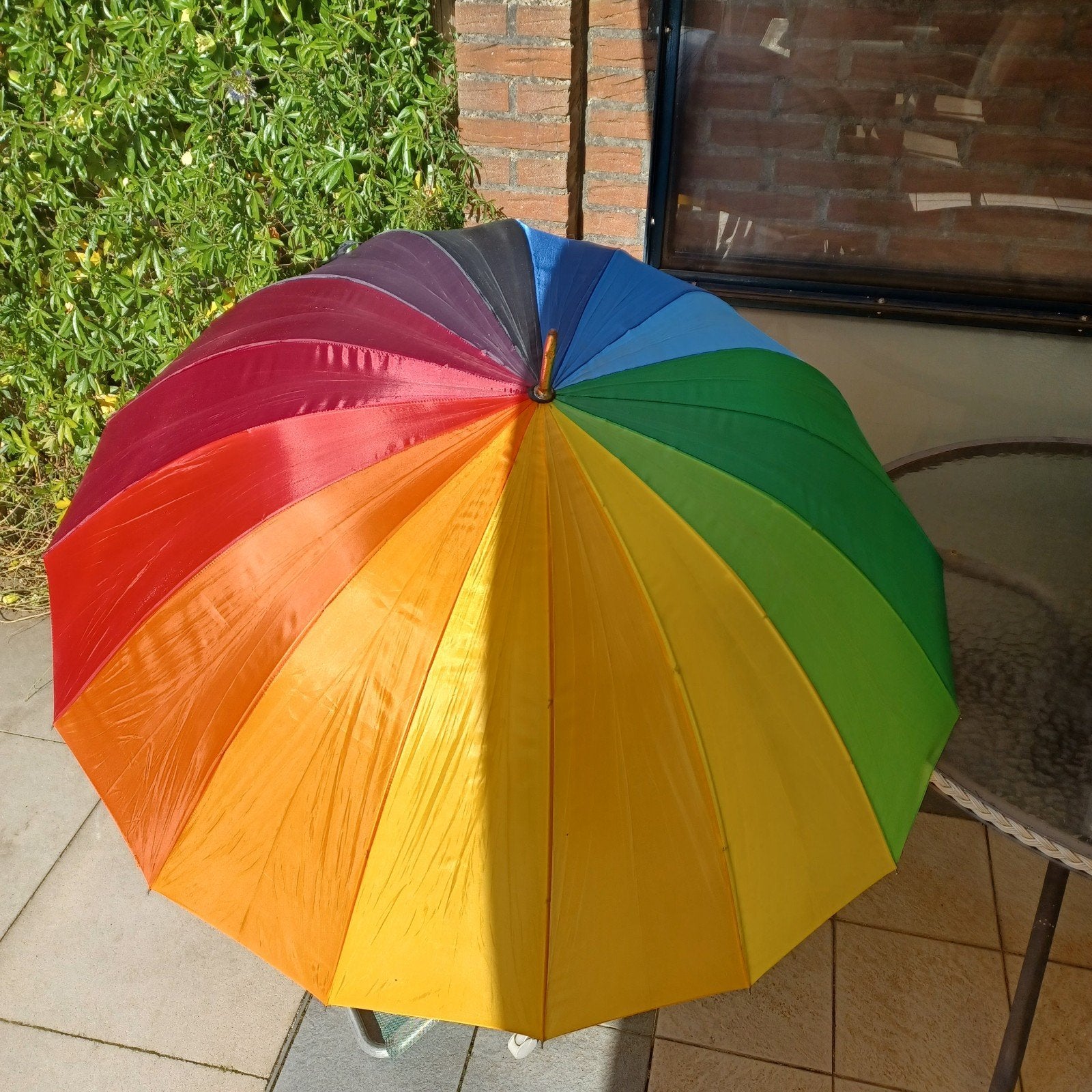 grote regenboog paraplu, Ophalen