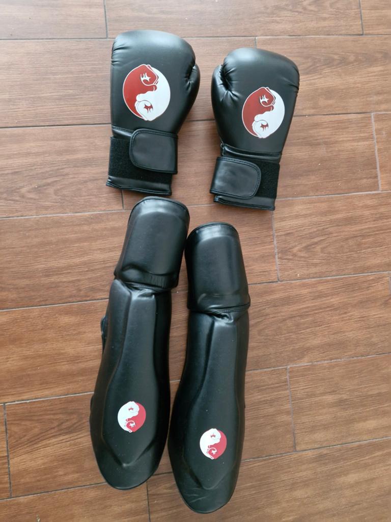 Bokshandschoenen + scheenbeschermers, Sport en Fitness, Ophalen of Verzenden, Zo goed als nieuw, Bokshandschoenen