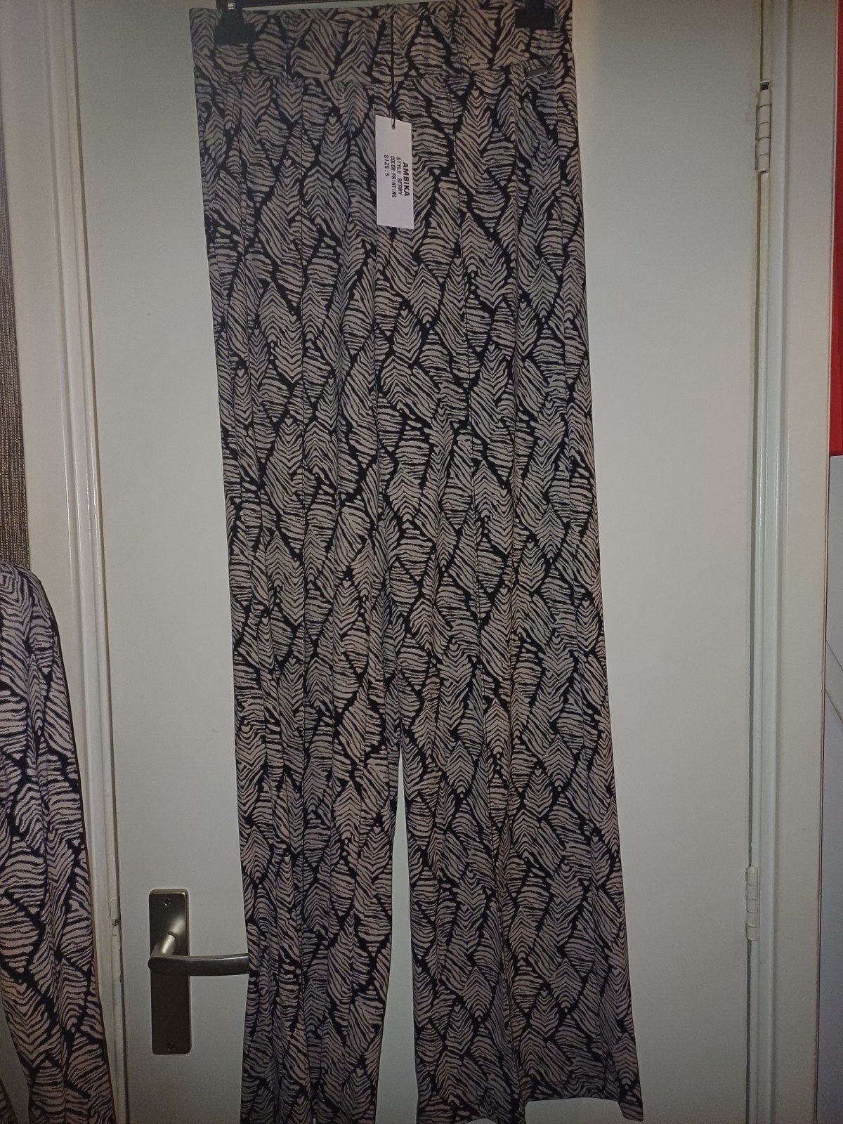 Ambika travelset: blouse (XS) en broek (S) - Zwart/crème, Ambika, Zwart, Nieuw, Ambika