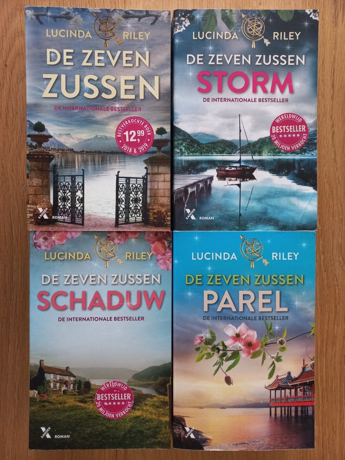 DE ZEVEN ZUSSEN serie 1,2,3,4 Lucinda Riley, ZGAN/IZGS!, Boeken, Romans, Ophalen of Verzenden, Zo goed als nieuw
