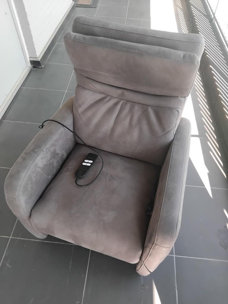 Electrische sta op stoel relax stoel nog in nette staat 4jr, Ophalen of Verzenden, 50 tot 75 cm