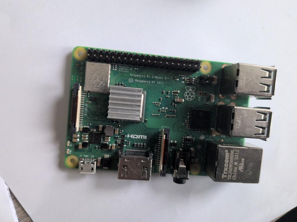 Raspberry Pi 3 B+ met 3A voeding en case, Computers en Software, Overige Computers en Software, Ophalen of Verzenden, Zo goed als nieuw