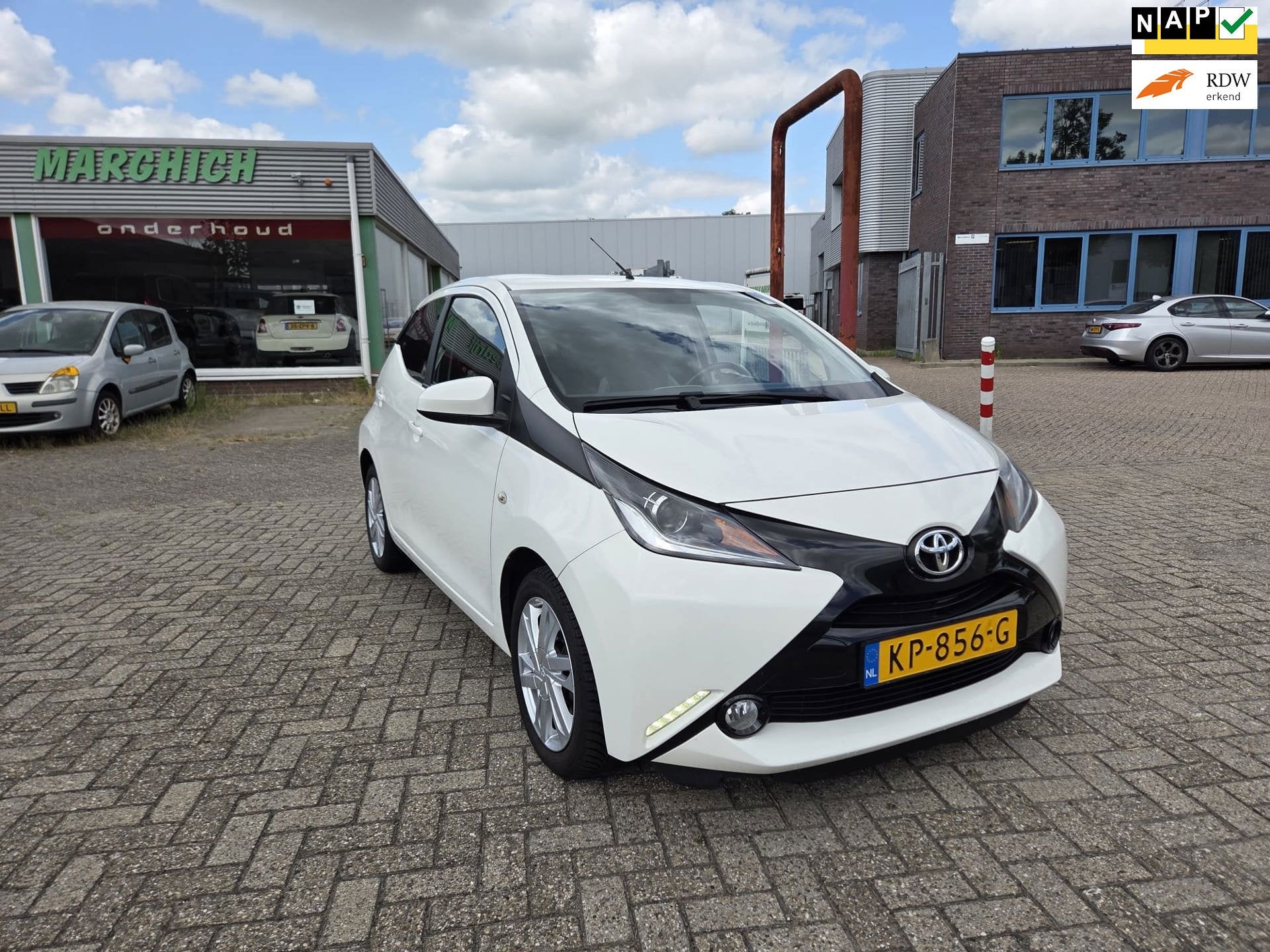 Toyota Aygo 1.0 VVT-i x-sport|NAVI|CAMERA|AIRCO|BT, Voorwielaandrijving, Gebruikt, Euro 6, 4 stoelen