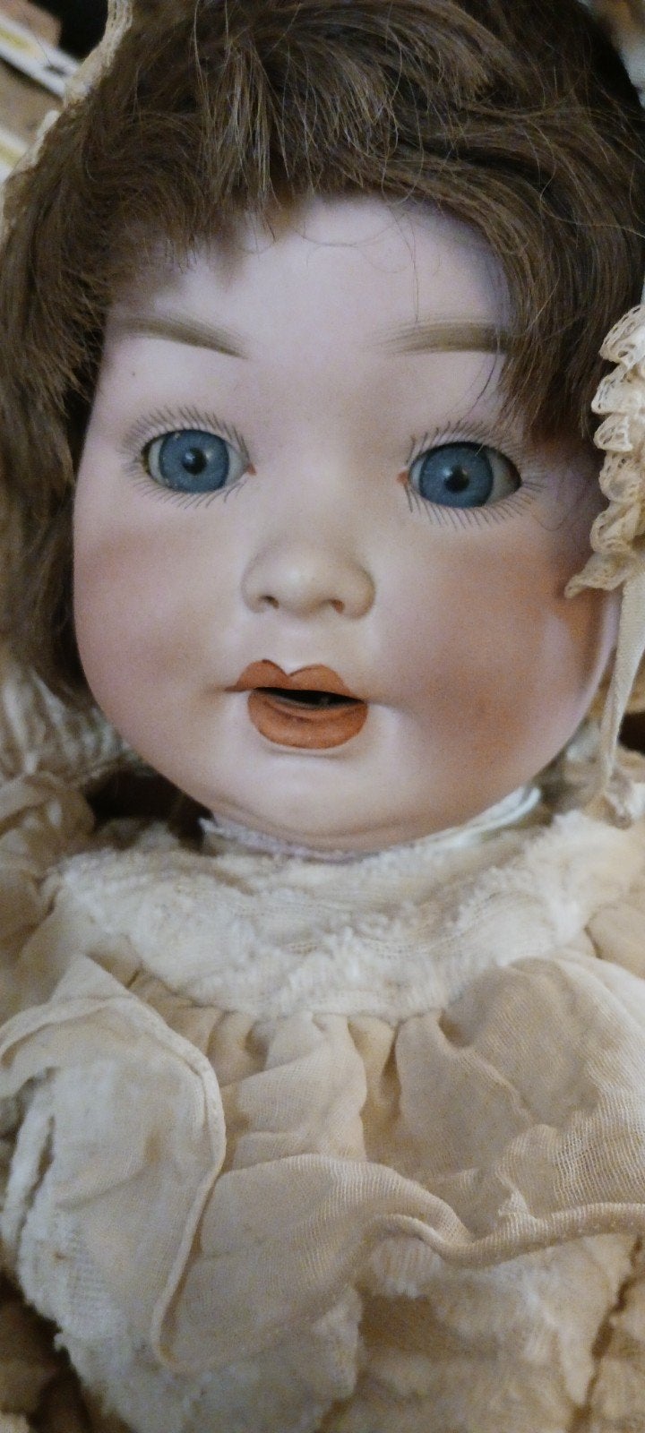 Middelgrote antieke babypop met jurk en muts, Ophalen of Verzenden