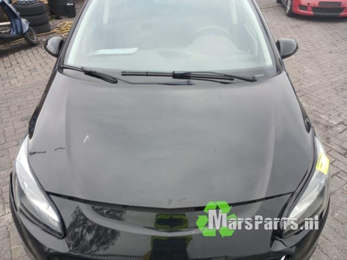 Motorkap van een Opel Corsa (GB9)