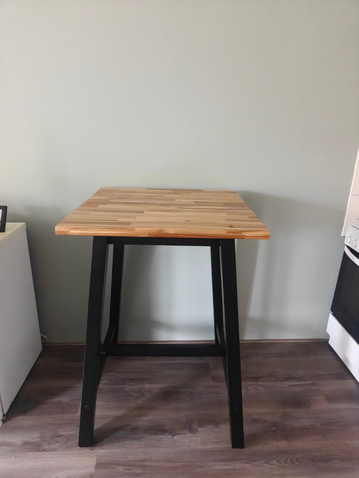 Eettafel Ikea Skogsta met 2 stoelen en kussentjes, Ophalen, Zo goed als nieuw