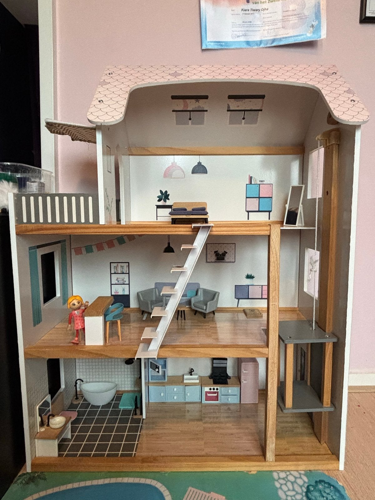 Groot en compleet houten poppenhuis met meubels (60x26x80), Kinderen en Baby's, Speelgoed | Poppenhuizen, Ophalen, Zo goed als nieuw