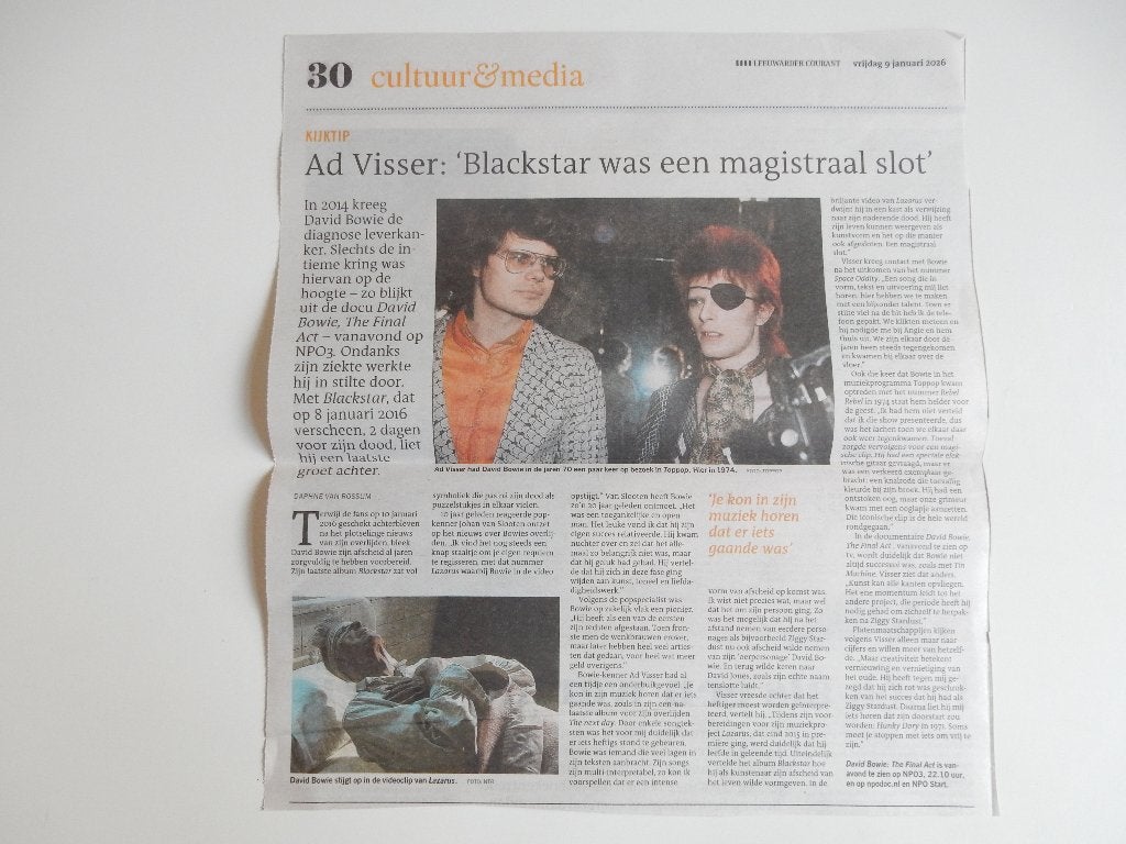 Ad Visser/David Bowie artikel uit Leeuwarder Courant 2026, Ophalen of Verzenden, 1980 tot heden, Nederland, Knipsel(s)