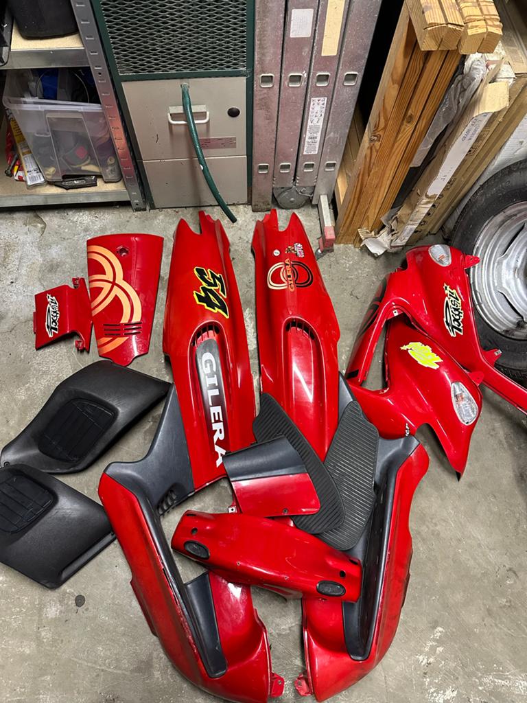 Gilera Runner Poggiali Kappenset - Rode Kappen, Ophalen