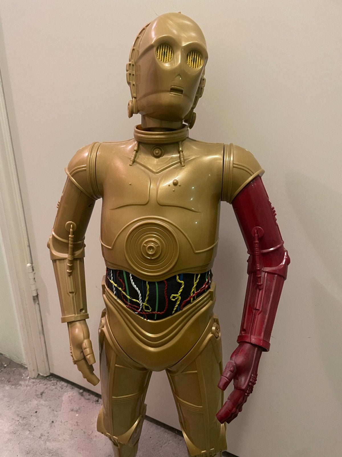 Star Wars C-3PO levensgroot figuur met rode arm, Ophalen of Verzenden, Gebruikt, Beeldje of Buste
