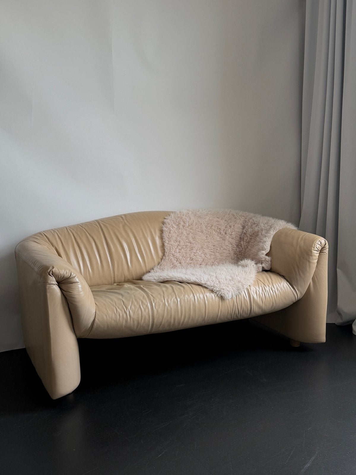 Comfortabele beige leren bank LEOLUX, Ophalen, Gebruikt, 125 cm of meer, Leer