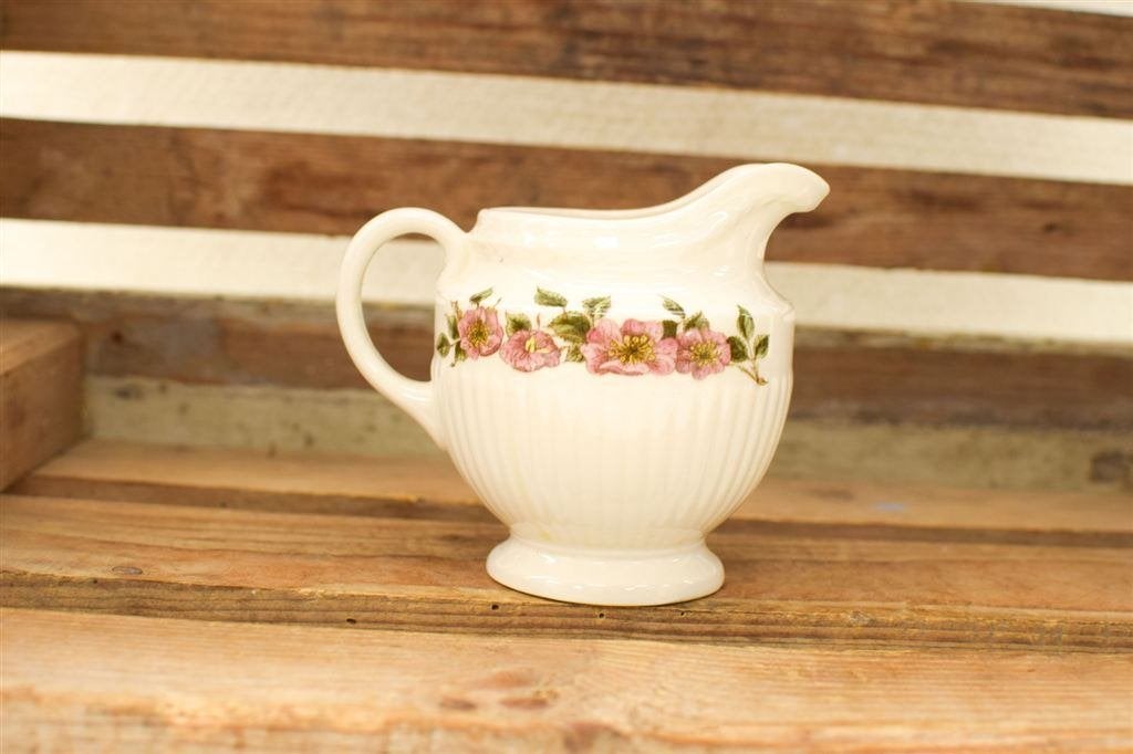 Wedgwood porseleinen melkkannetje 50795, Ophalen of Verzenden, Gebruikt, Aardewerk, Bord(en)