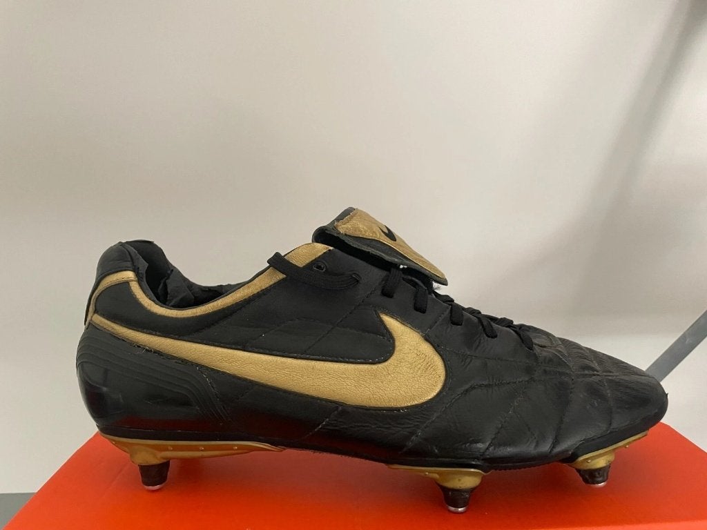 nike tiempo r10 ronaldinho black total 90 soccer sho maat 44, Gebruikt, Maat XS of kleiner, Schoenen, Ophalen of Verzenden