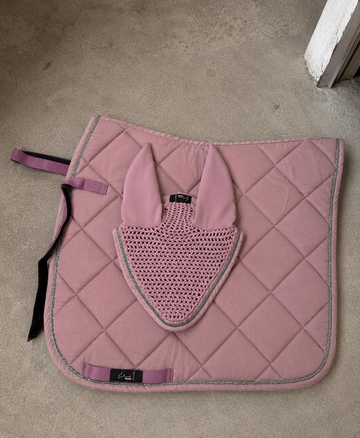 Roze zadeldekje + oornetje, Dieren en Toebehoren, Paarden en Pony's | Dekens en Dekjes, Zo goed als nieuw, Dressuurdekje, Cob (M)