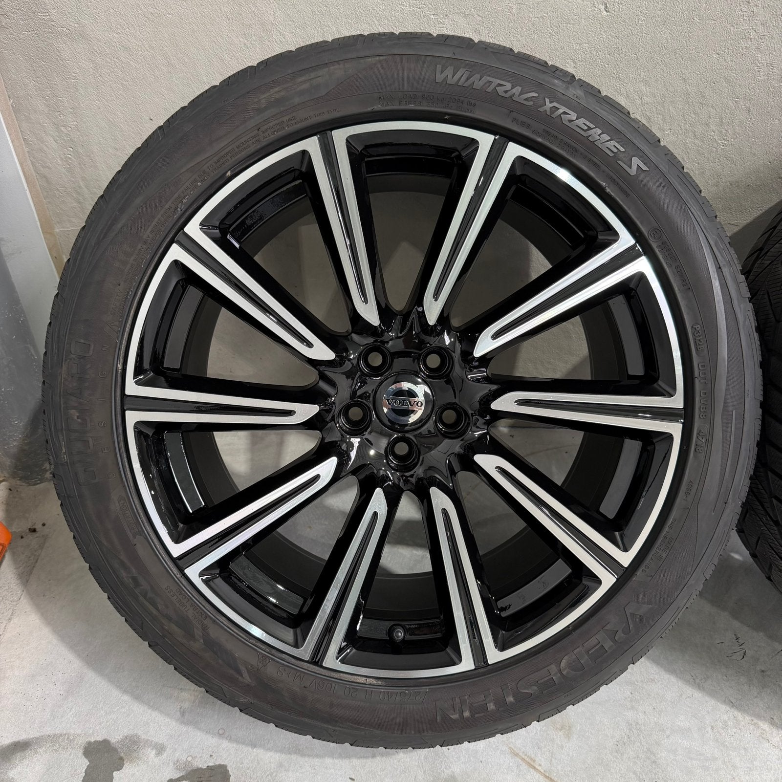 20 inch originele Volvo XC90 II 256 winterwielen 31362277, Gebruikt, 275 mm, Banden en Velgen, Personenwagen