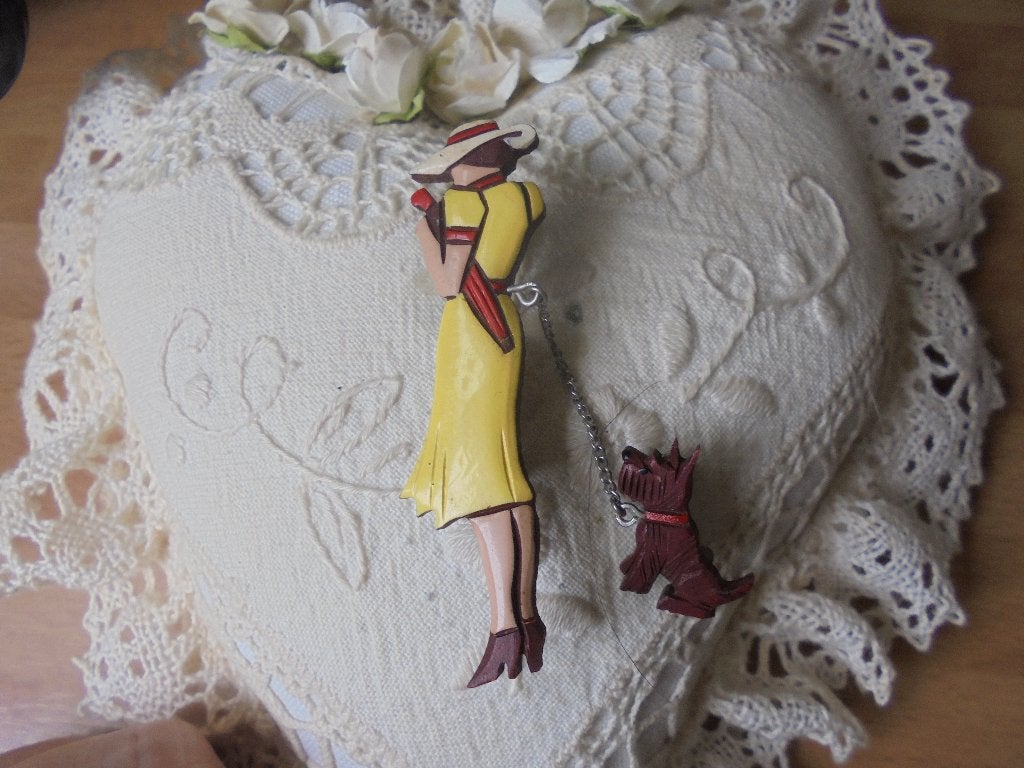 Vintage broche dame met hondje ´50, Ophalen of Verzenden, Zo goed als nieuw, 4 tot 7 cm, Overige materialen
