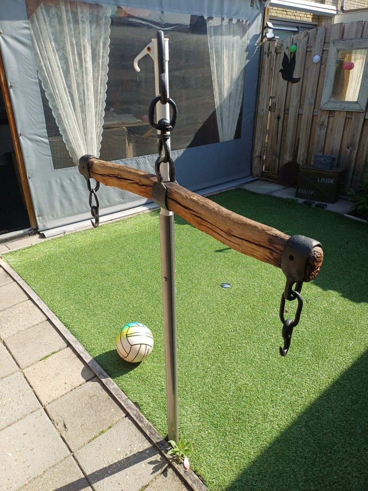 Decoratieve houten juk met metalen haken, Ophalen
