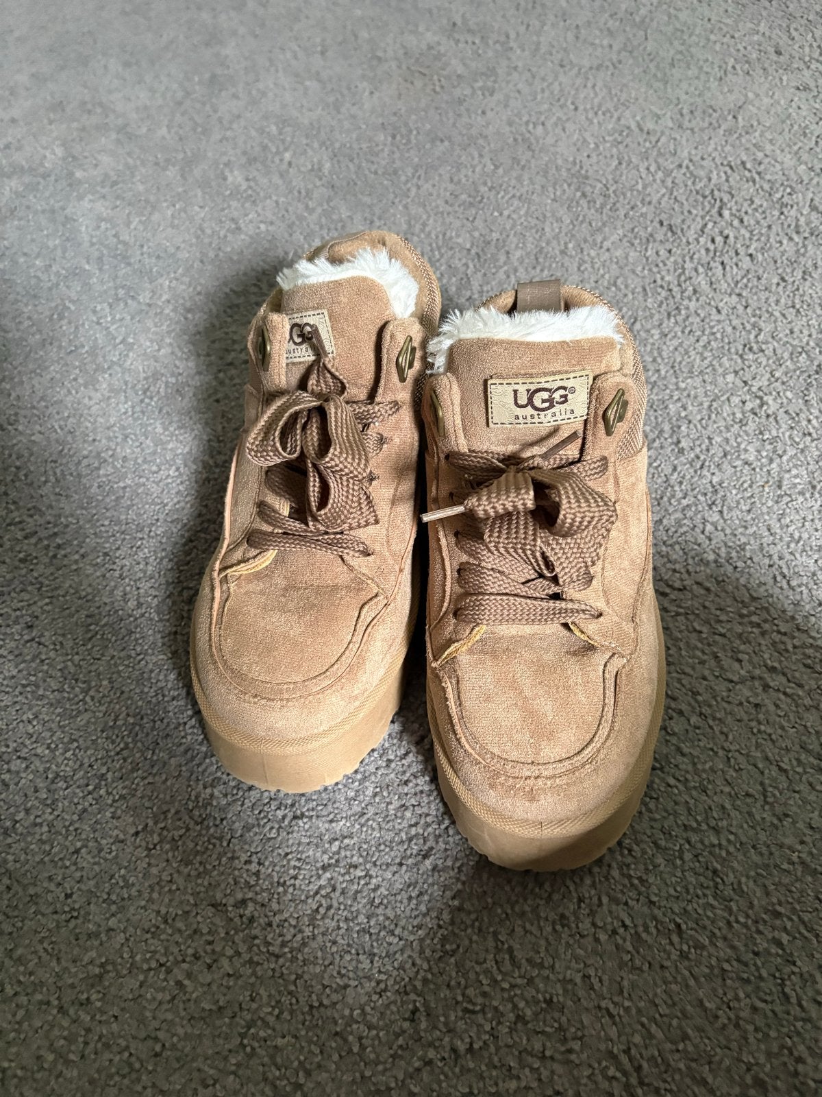 UGG Australia schoenen - 1 op 1, Ophalen of Verzenden, Zo goed als nieuw, Bruin, Lage of Enkellaarzen