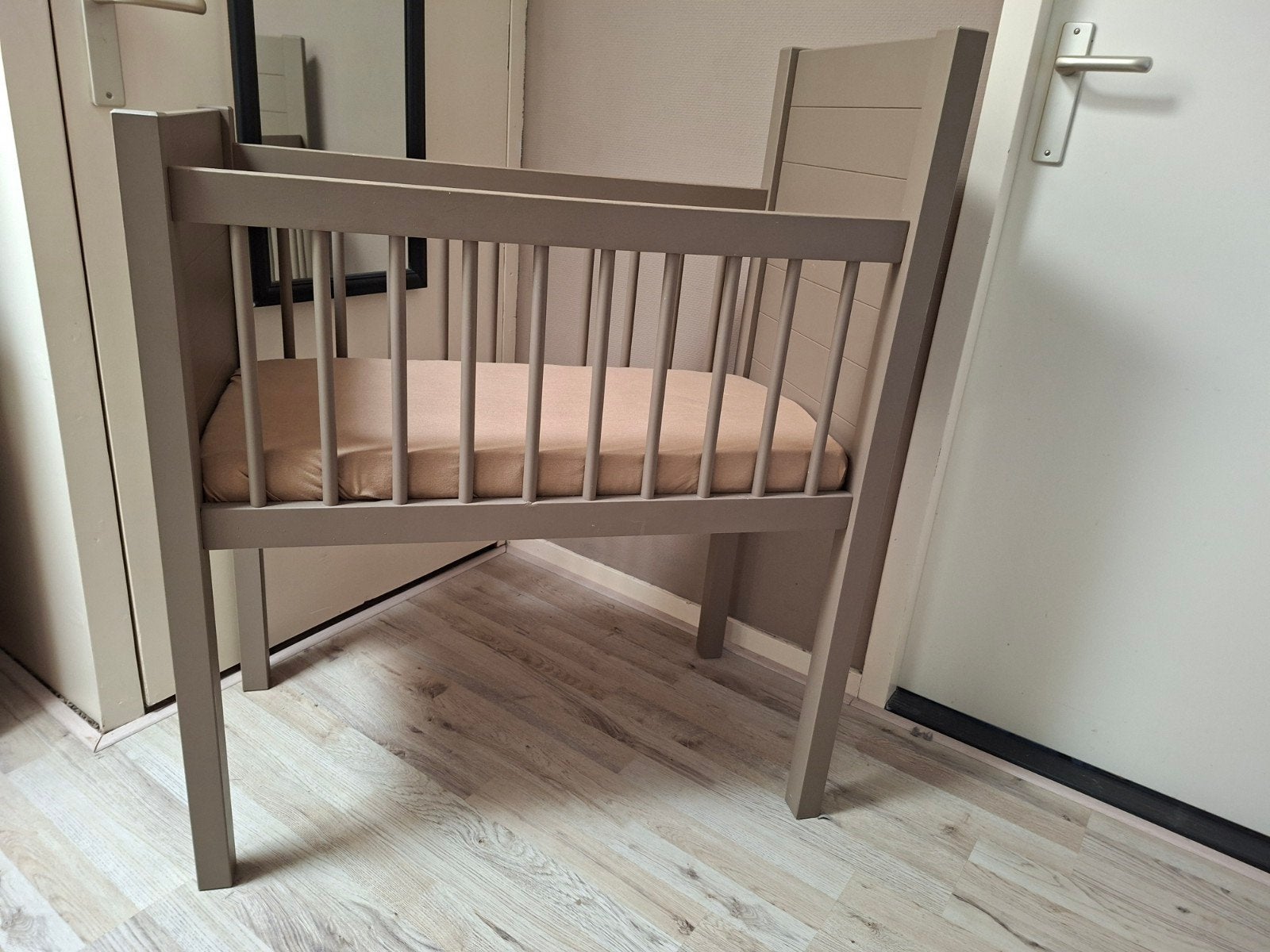 Mooie wieg met matrasje., Kinderen en Baby's, Babywiegjes en Ledikanten, Ophalen of Verzenden, Zo goed als nieuw, Wieg