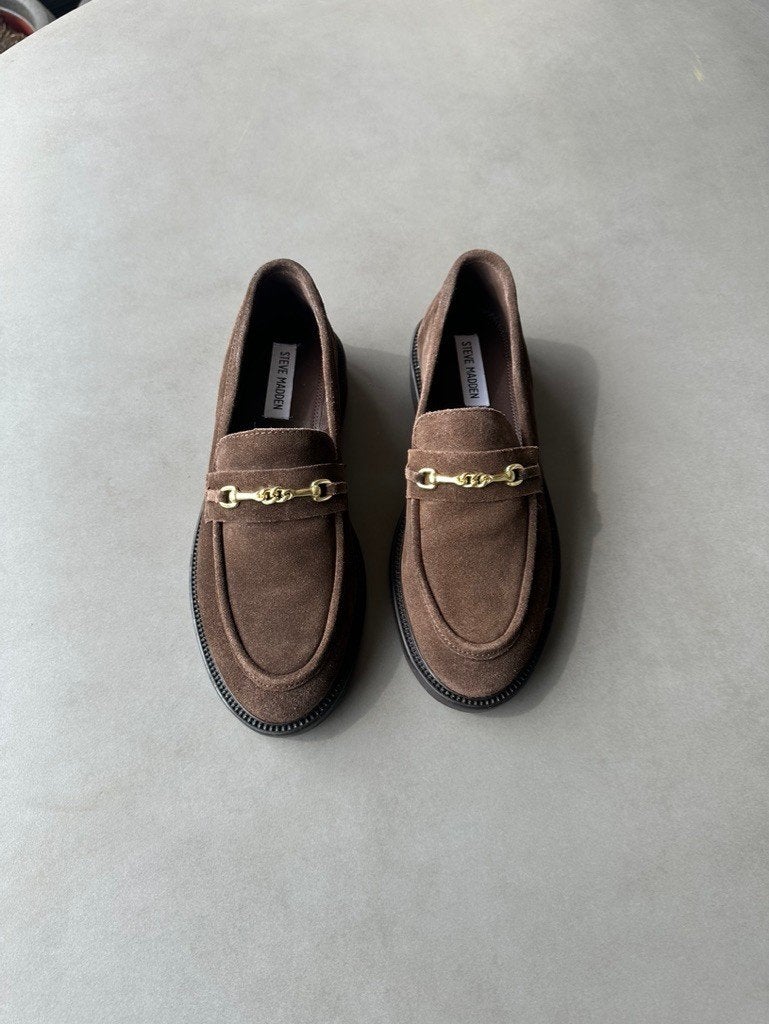 Nieuwe donkerbruine suede Steve Madden loafers, maat 39, Kleding | Dames, Schoenen, Bruin, Verzenden, Overige typen, Steve Madden