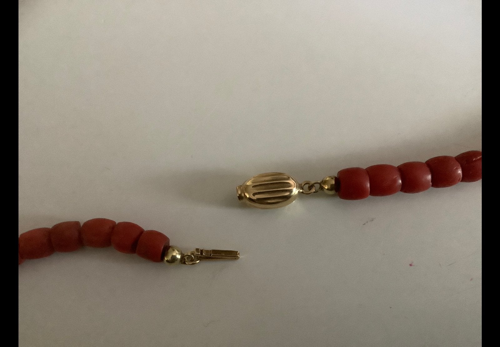 Foto 8 van Antieke Bloedkoraal ketting collier gouden slot 14 k goud