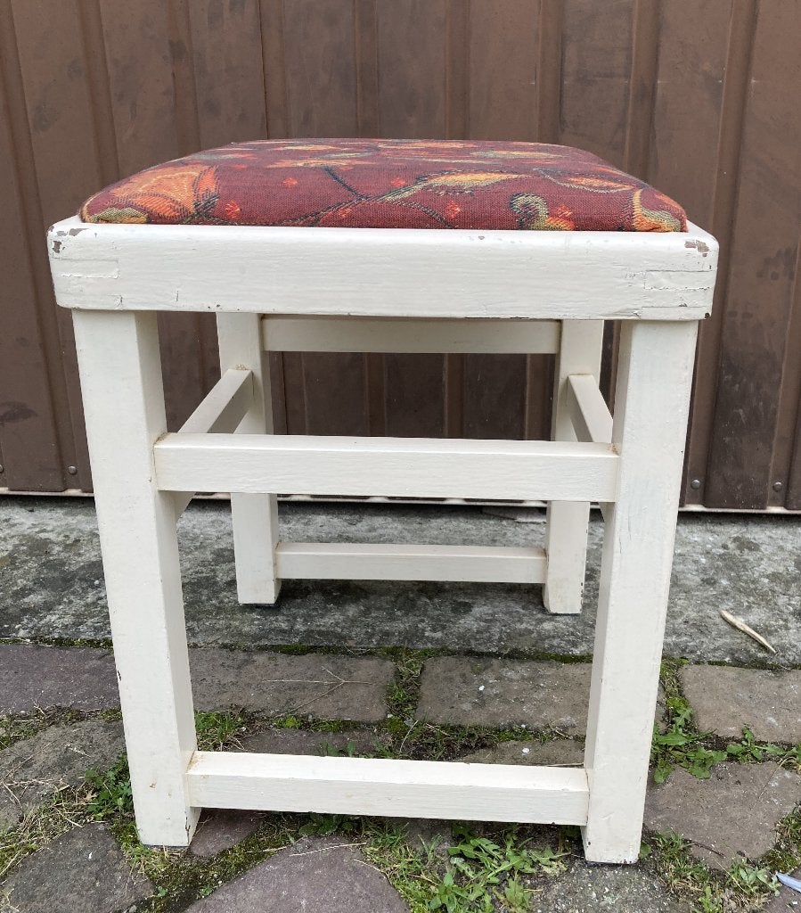 Brocante wit houten krukje met stoffen zitting, Antiek en Kunst, Ophalen of Verzenden